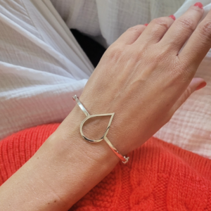 Álló csepp karperec